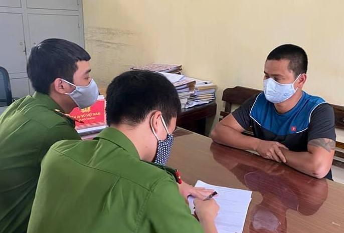 Bat qua tang 20 nguoi danh bac, thu giu hon 800 trieu hinh anh