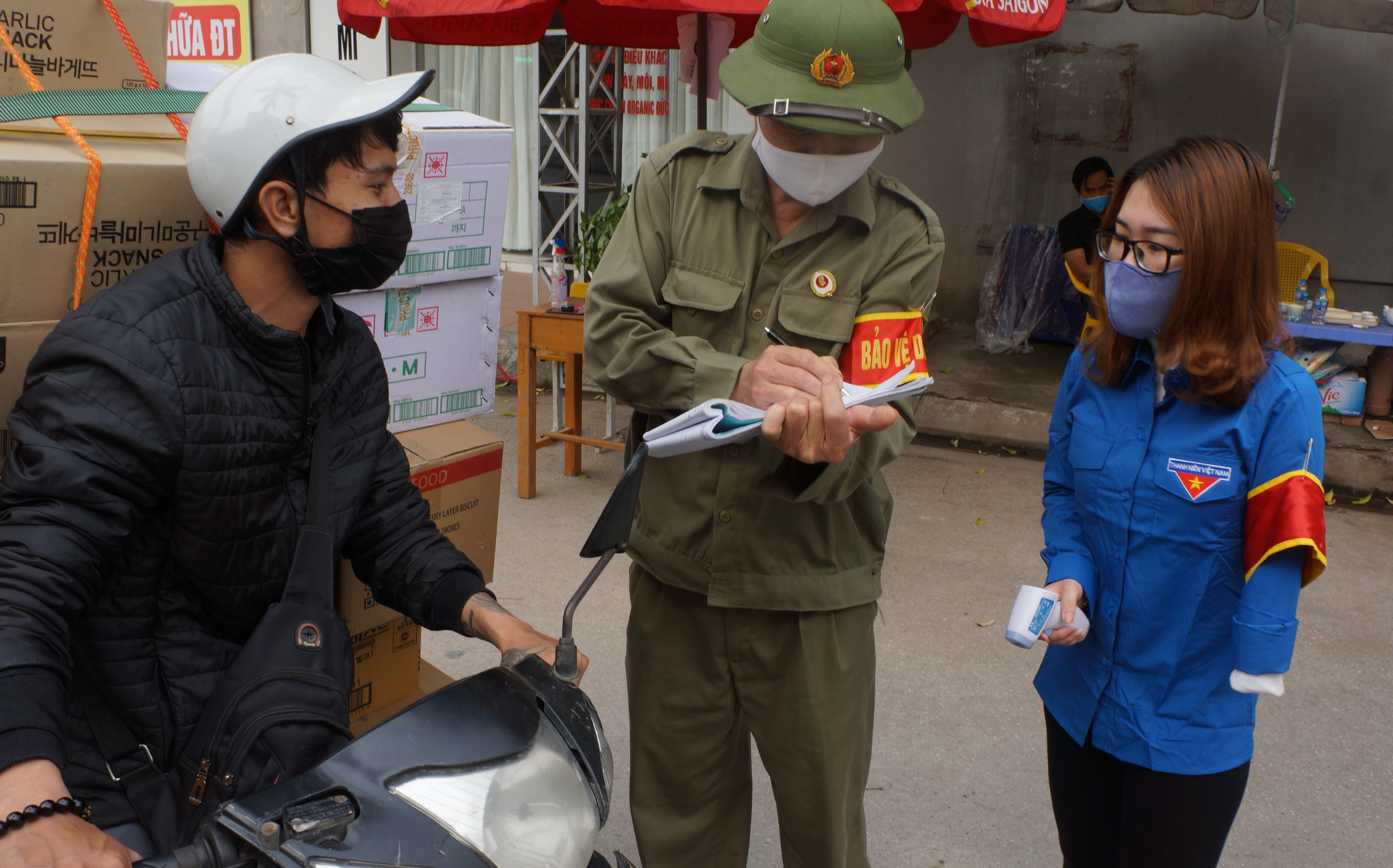 Co gai mot tay tinh nguyen tham gia chot kiem dich hinh anh