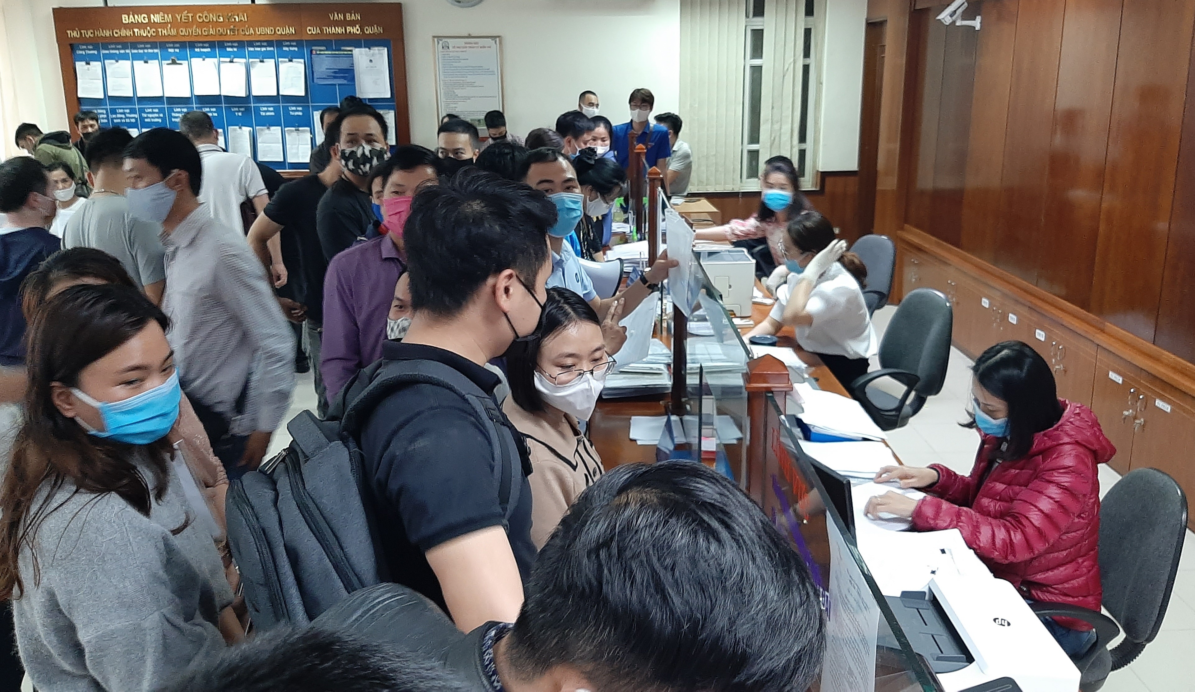 Lui thoi gian kiem soat xe tai sau su co chen chuc lam giay xac nhan hinh anh