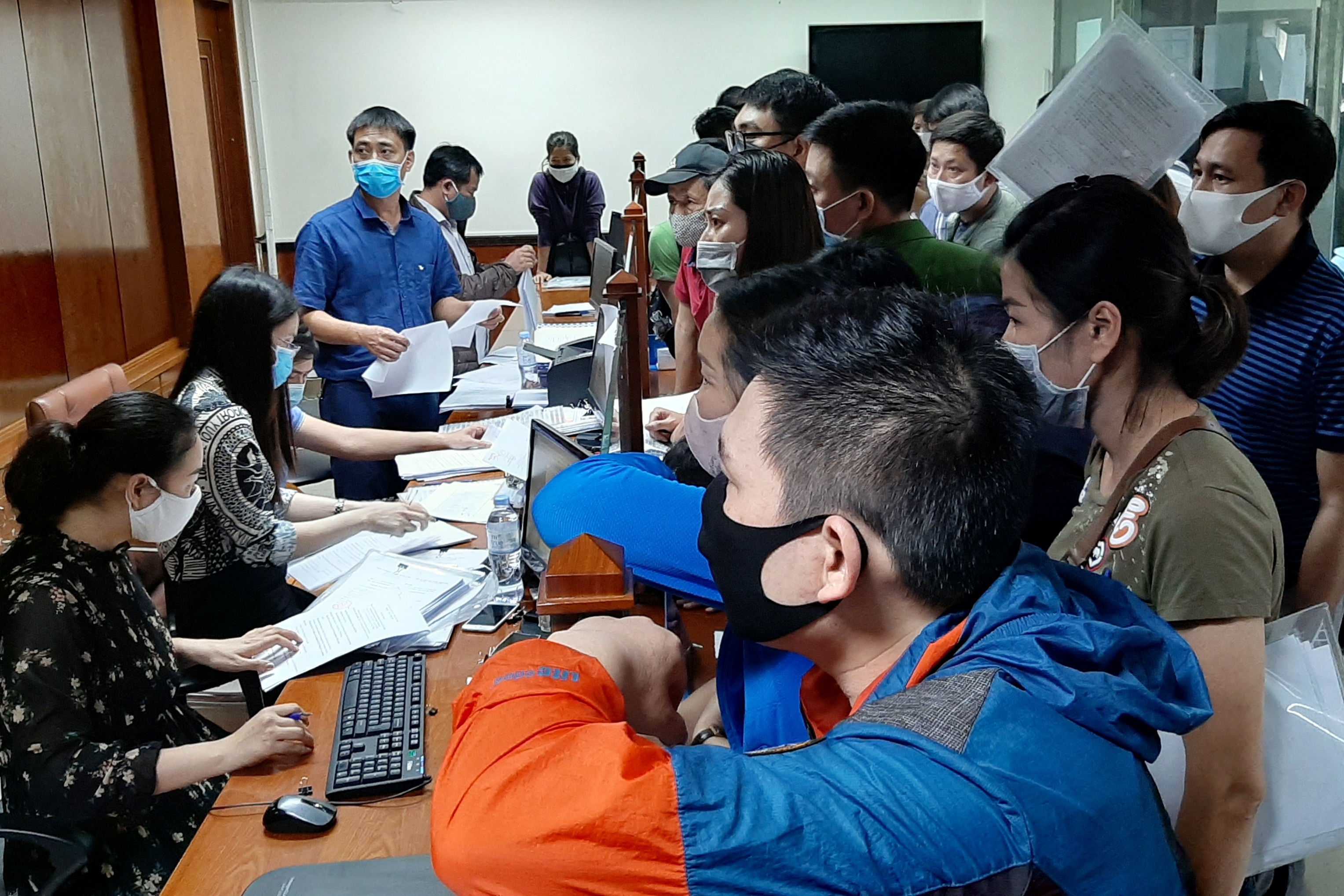 Hang tram nguoi chen chuc lam giay xac nhan ra vao Hai Phong hinh anh