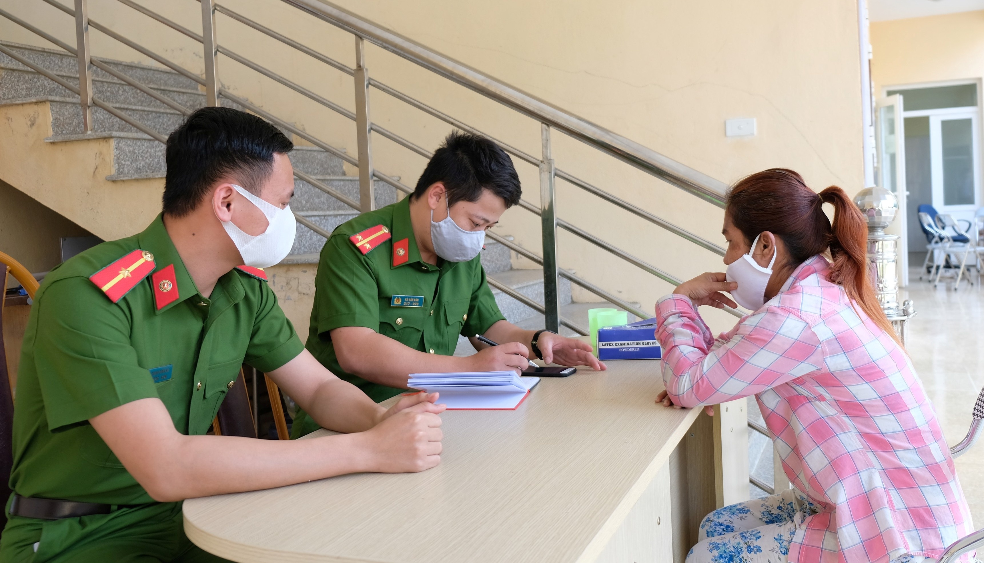 nguoi phu nu Campuchia di lac anh 2
