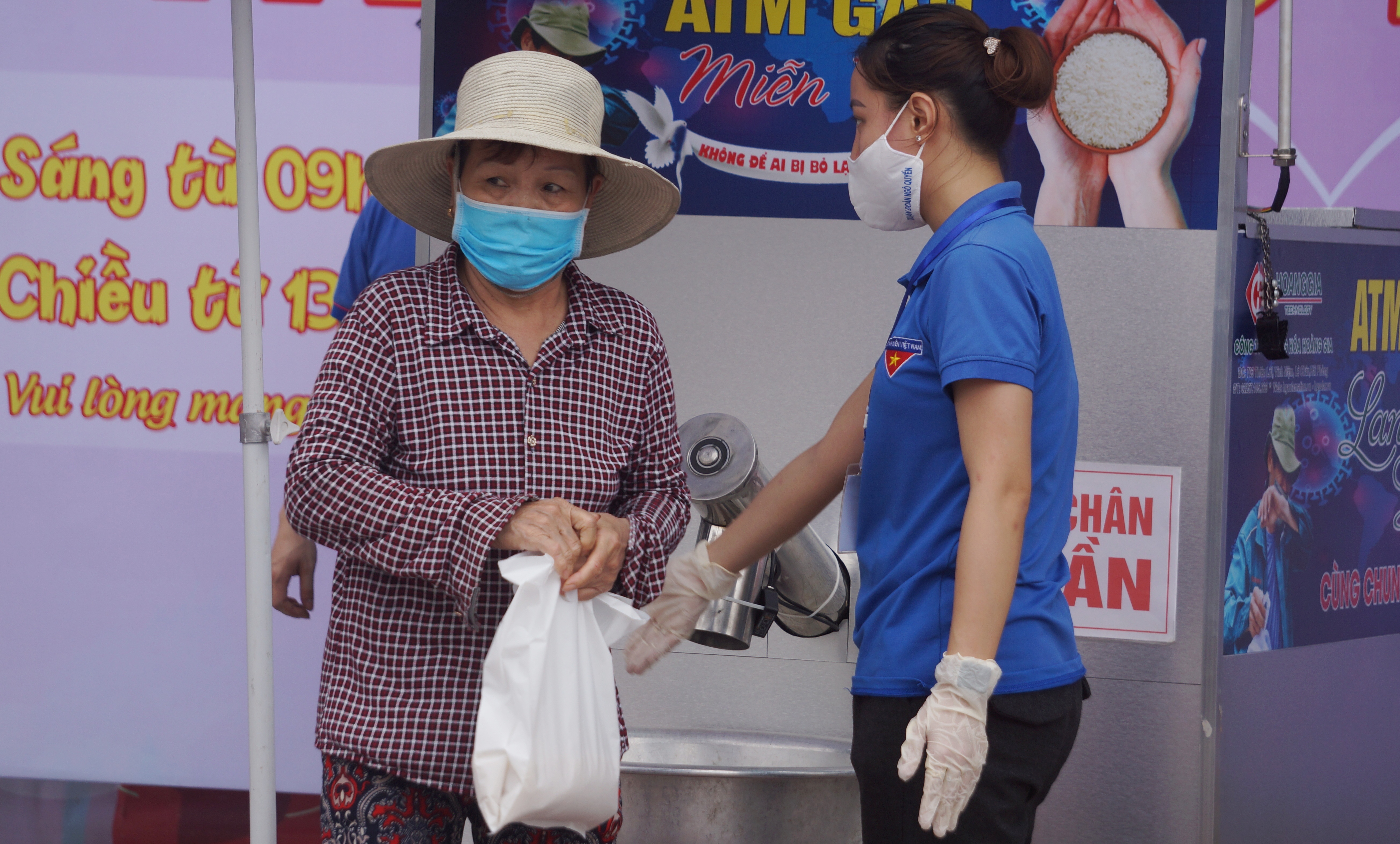 Cay 'ATM gao' dau tien o Hai Phong ho tro nguoi kho khan hinh anh