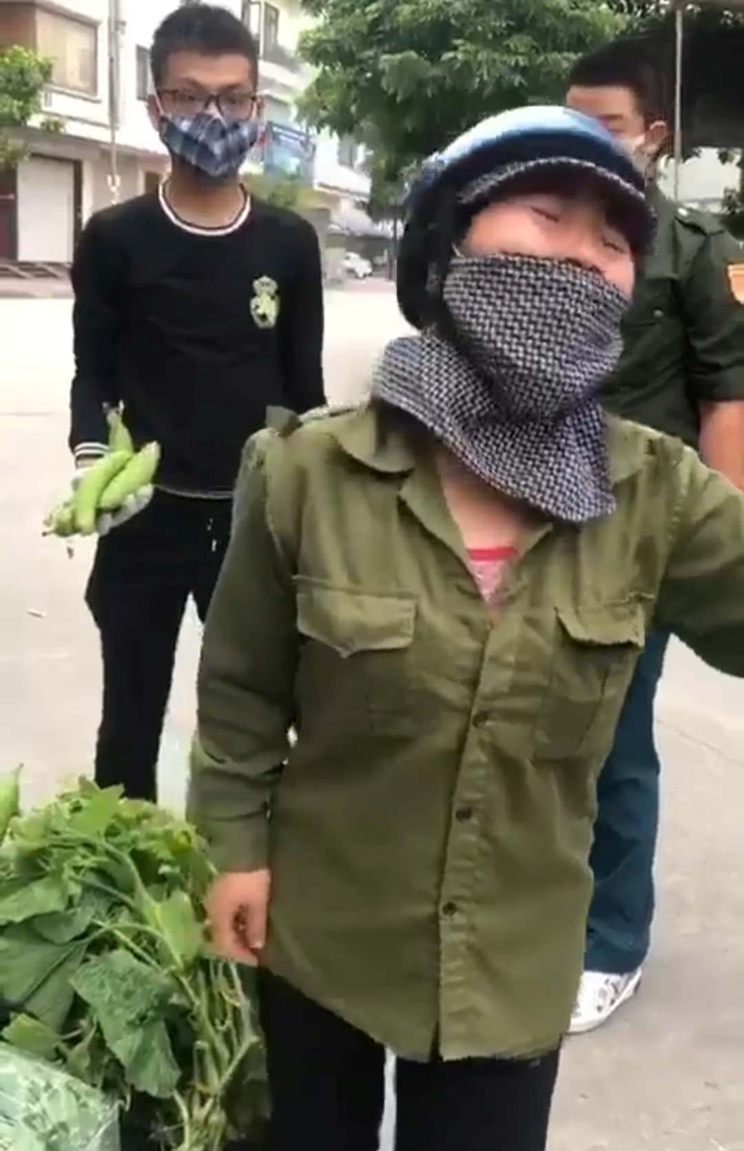 xin loi nguoi phu nu ban rau anh 1