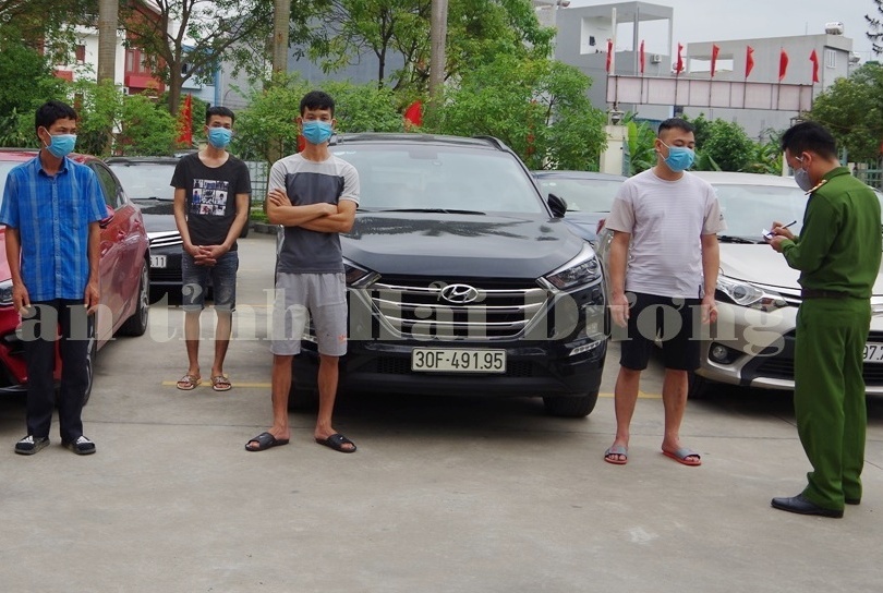 Bat 15 nguoi danh bac, thu giu hon 300 trieu dong hinh anh