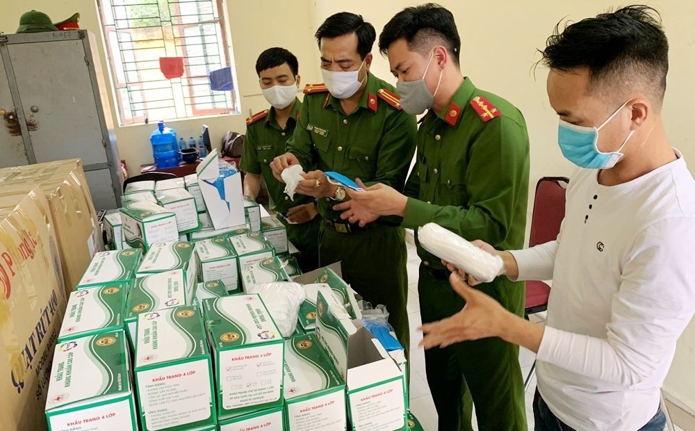 Xe cuu thuong cho 7.500 chiec khau trang khong ro nguon goc hinh anh