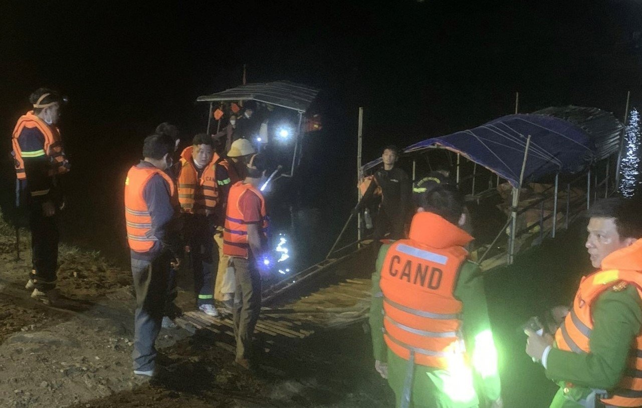 Lat thuyen, ong ba cung chau gai 10 tuoi mat tich hinh anh