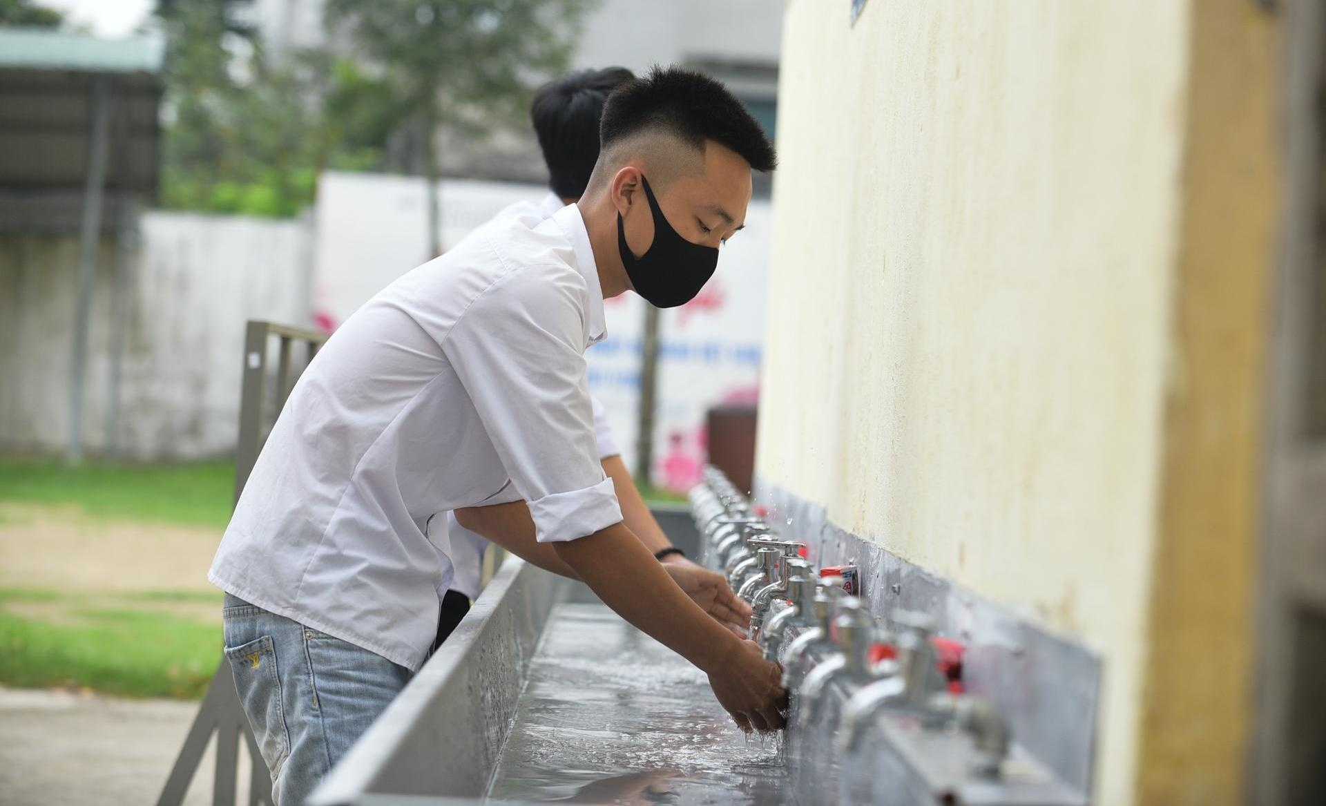 hoc sinh tro lai truong anh 4