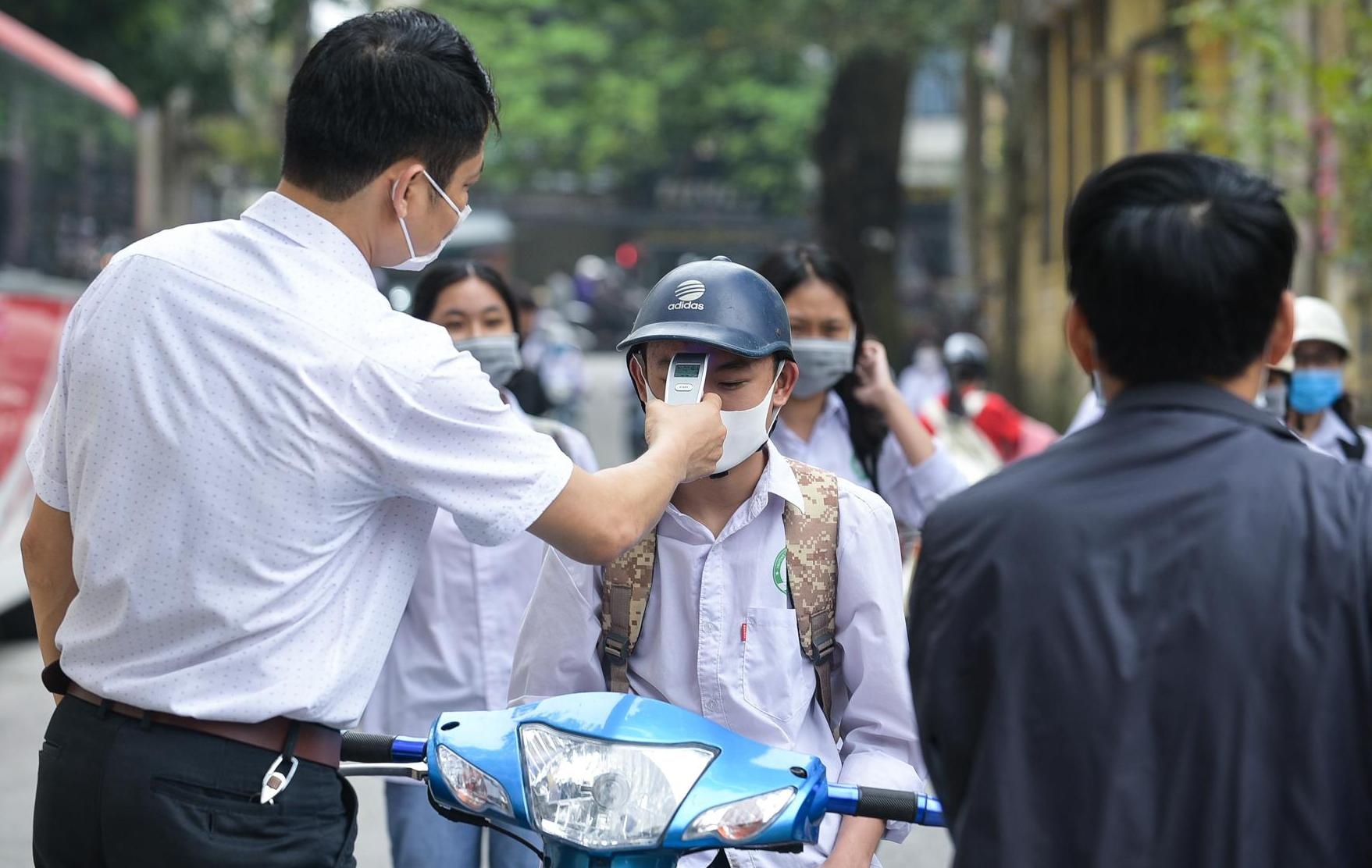 hoc sinh tro lai truong anh 2