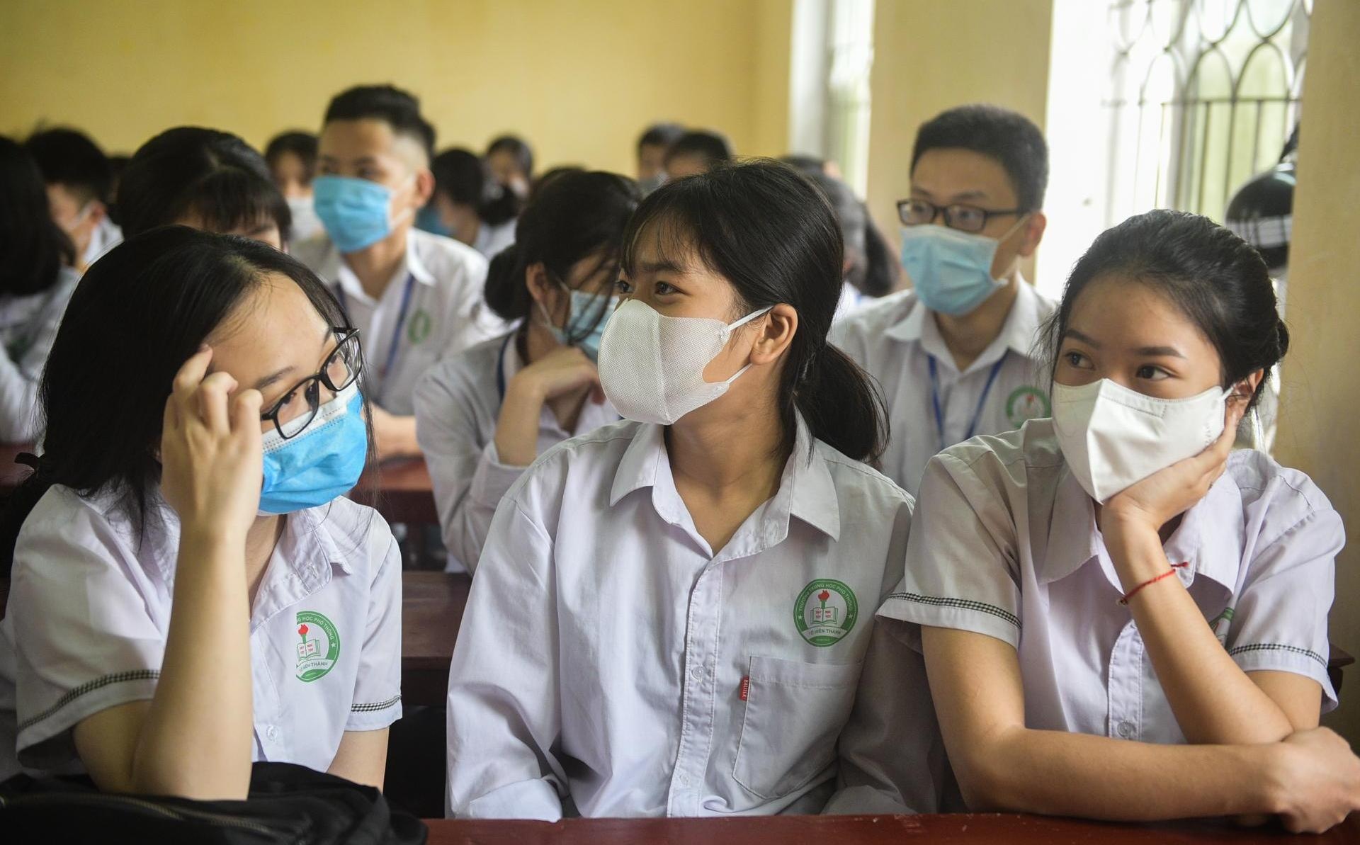 hoc sinh tro lai truong anh 5