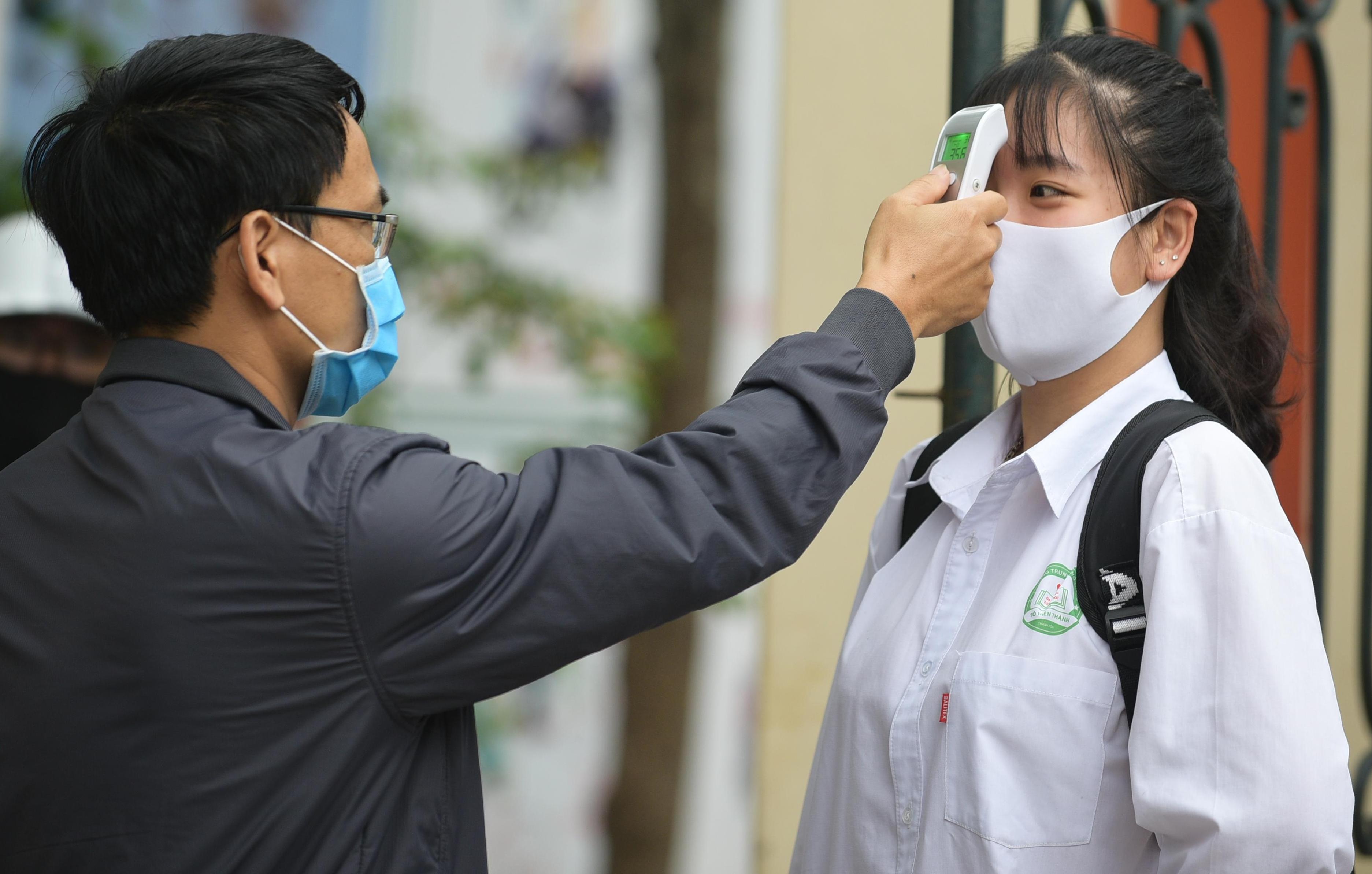 Hoc sinh xu Thanh tro lai truong nhung chua dam bao gian cach hinh anh