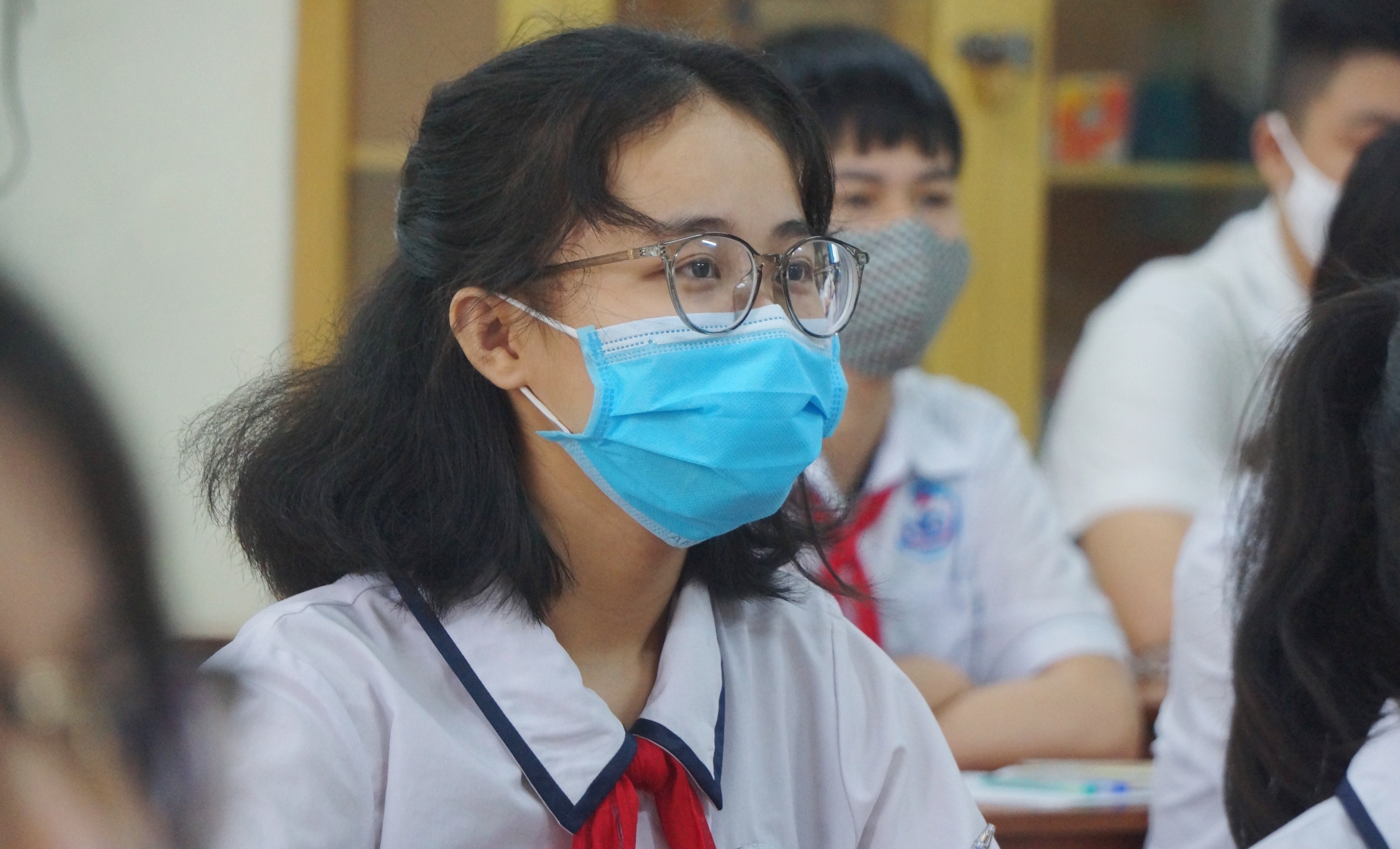 Giao vien 'chay qua chay lai' day hoc vi lop chia lam 2 hinh anh