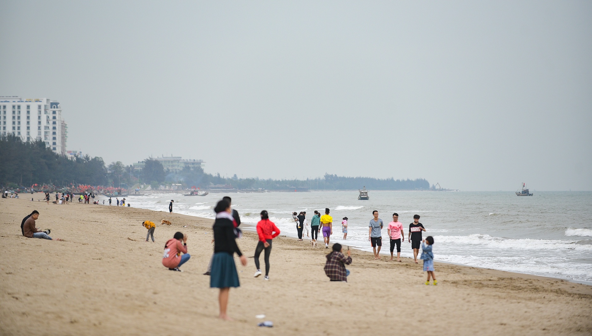 khach duoc tam bien Sam Son anh 1