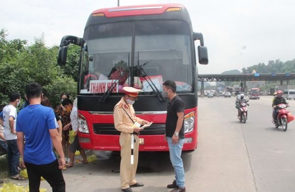 Xe 42 cho nhoi nhet 80 nguoi bi xu phat 51 trieu hinh anh