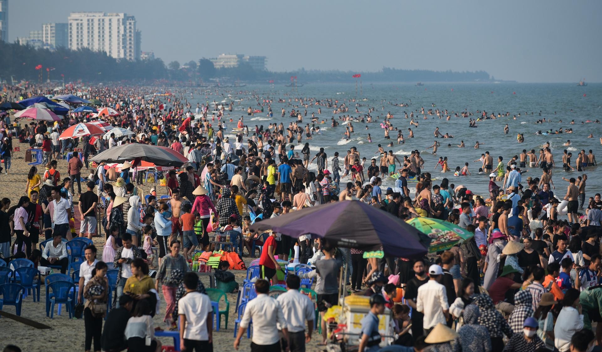 Hang nghin du khach tam bien Sam Son ngay nghi le hinh anh