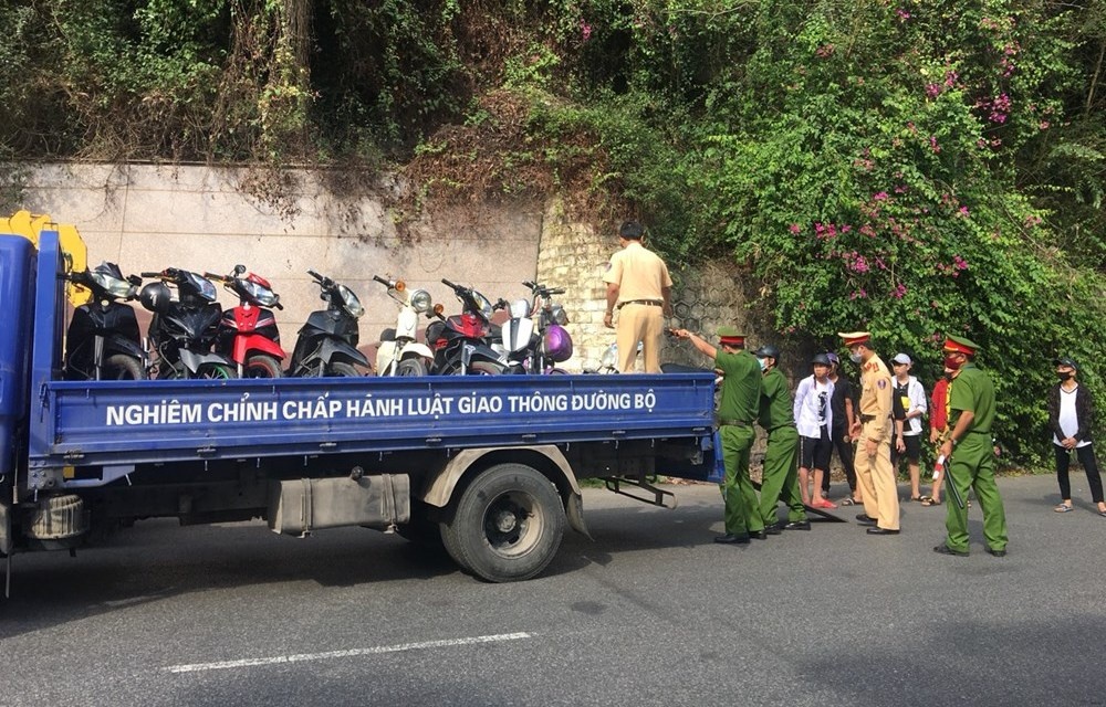 chan bat thieu nien lang lach anh 1