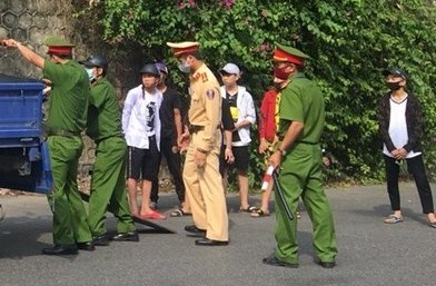 Canh sat chan bat 21 thieu nien di xe lang lach, danh vong o Do Son hinh anh