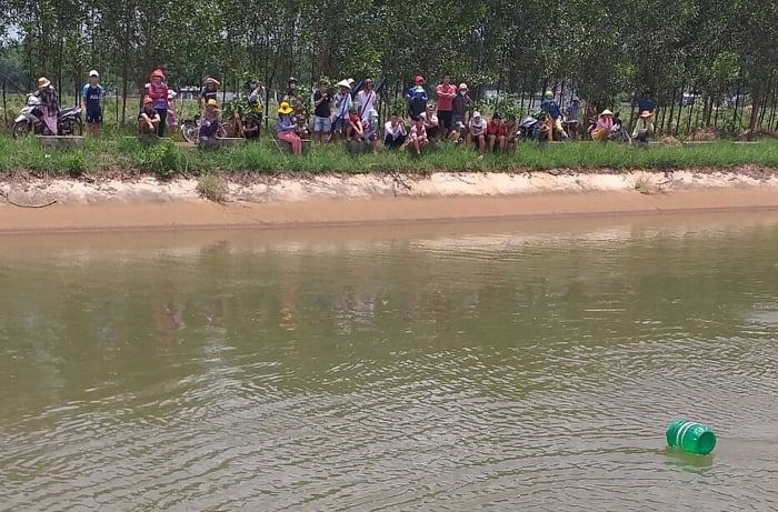 9X mat tich khi di cau ca hinh anh