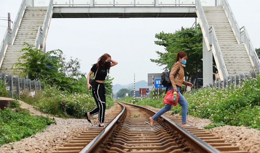 Dan lieu minh chui rao qua duong sat du co cau bo hanh hinh anh