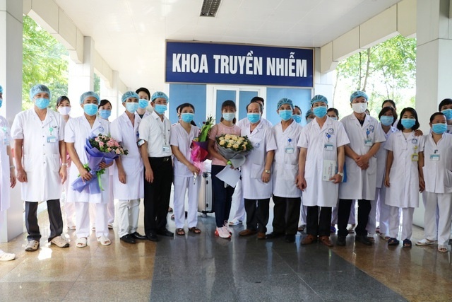 benh nhan cuoi cung Ninh Binh xuat vien anh 1