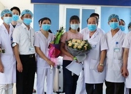 Benh nhan Covid-19 cuoi cung o Benh vien Da khoa Ninh Binh xuat vien hinh anh