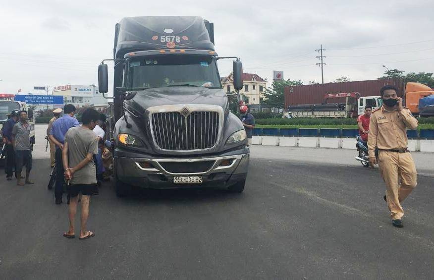 Hai nguoi tu vong sau va cham voi xe container hinh anh