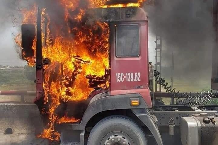 Xe container chay du doi khi chay tren quoc lo hinh anh