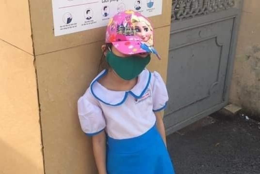 Tre lop 1 bi co giao phe binh khi di hoc som hinh anh