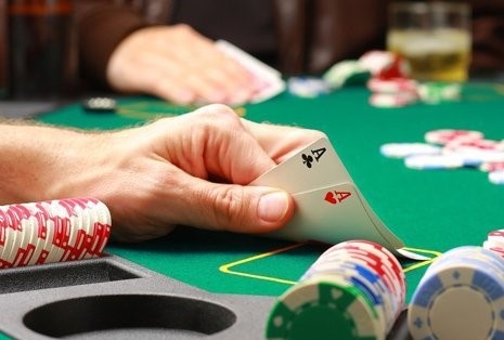 Pho chu tich huyen bi bat vi danh bac tai tru so hinh anh