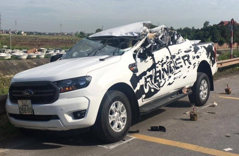 Xe ban tai bien dang sau tai nan, 2 nguoi tu vong hinh anh