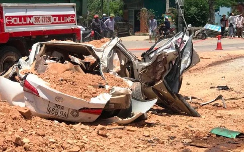 Hien truong vu oto tai lat ngang, de chet 3 nguoi trong xe con hinh anh