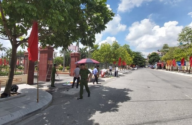 Hai nguoi bi dien giat tu vong truoc cong huyen uy hinh anh