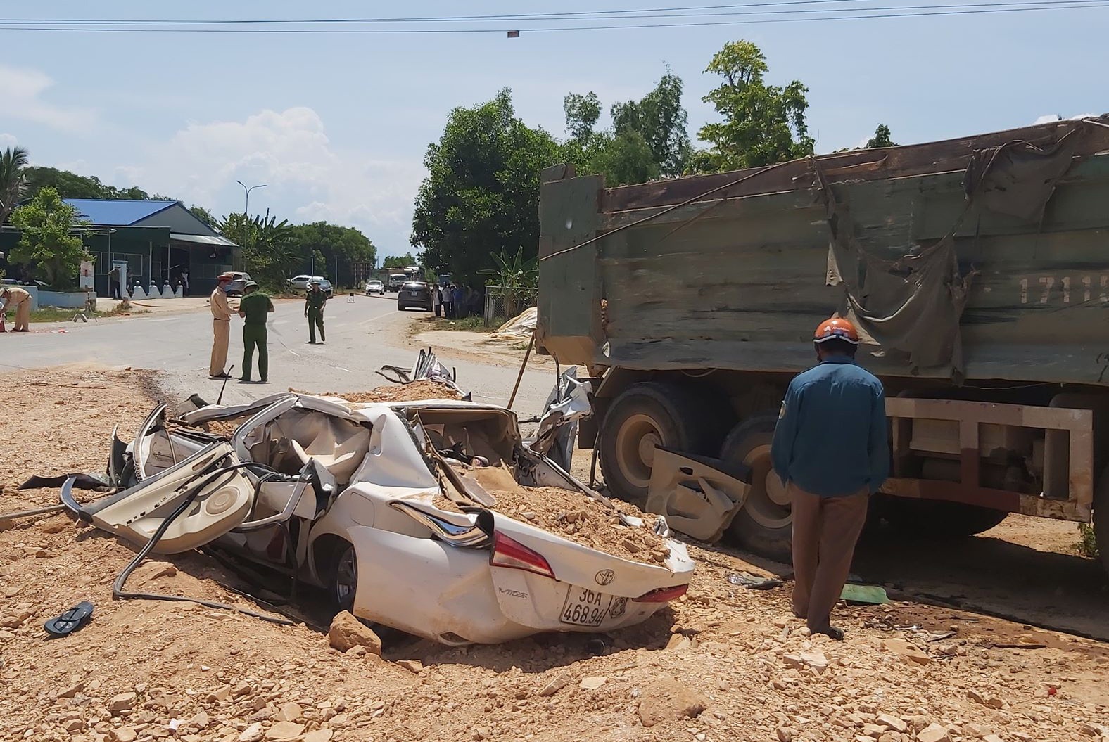 Xe Howo cho dat da de bep oto con, 3 nguoi tu vong hinh anh