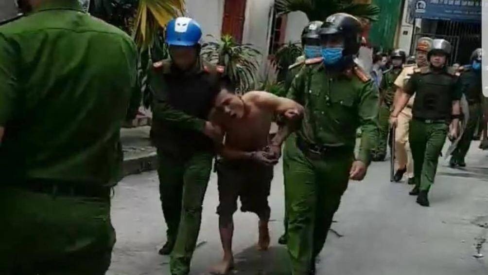 ngao da tan cong canh sat anh 1