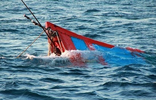 Va cham voi tau cho dau, mot ngu dan thiet mang hinh anh