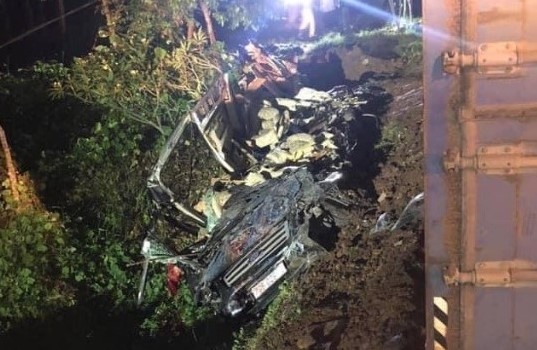 3 nguoi trong oto limousine tu vong do xe container vao cua, phanh gap hinh anh