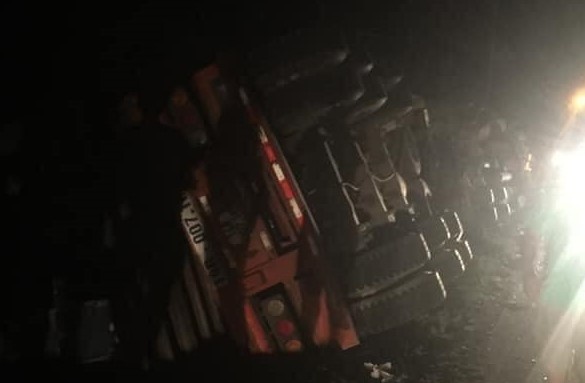 Xe container de bep oto khach limousine, 3 nguoi chet hinh anh