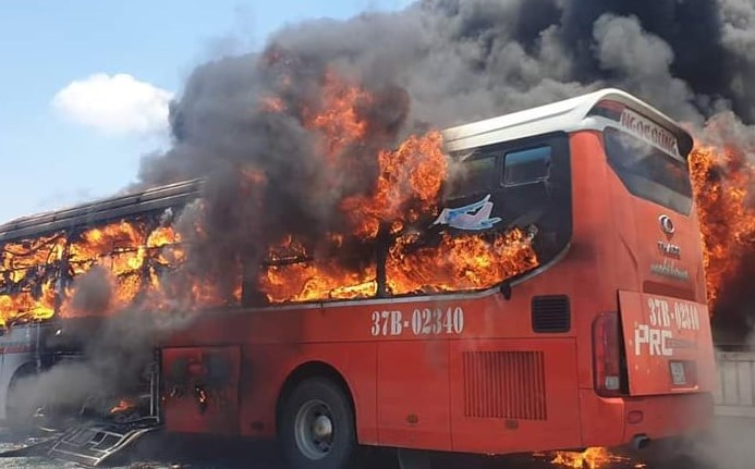 Xe giuong nam boc chay, 20 nguoi thoat chet hinh anh