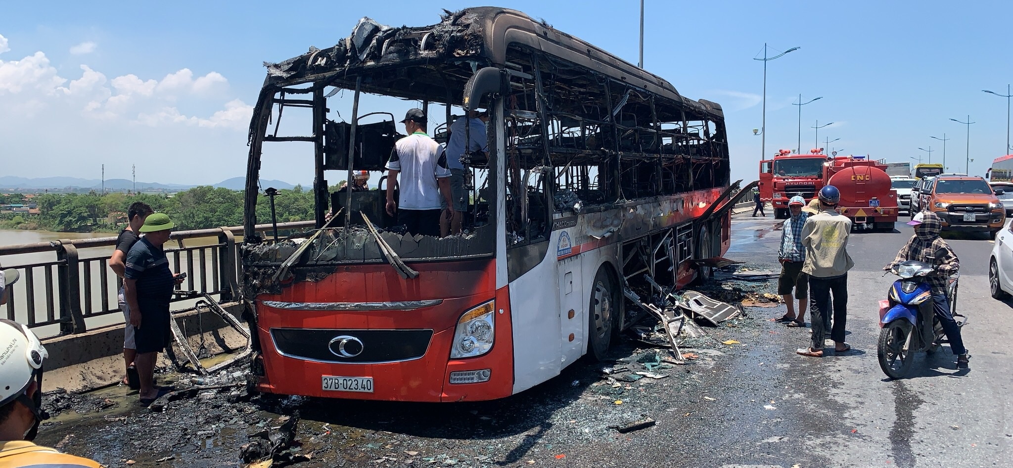 xe giuong nam boc chay anh 2