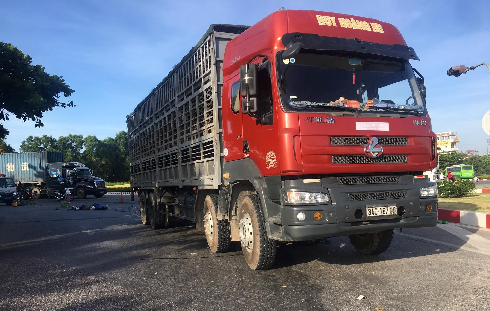 Hai nguoi tu vong sau va cham voi xe tai hinh anh