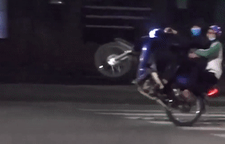 Nhom thanh nien dat Cang tu tap dua xe trong dem hinh anh