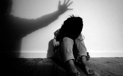 Ga dan ong dam o 4 be gai tieu hoc hinh anh