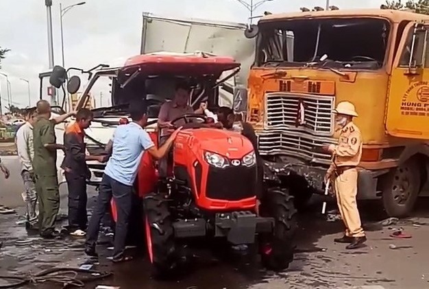 Dung may cay giai cuu tai xe mac ket trong cabin hinh anh