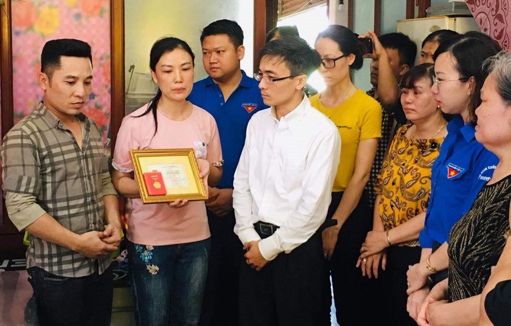 vinh danh nam sinh quen minh cuu ban anh 1