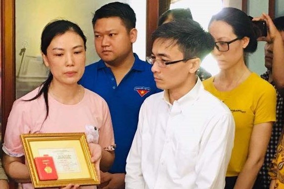Vinh danh nam sinh lop 12 quen minh cuu ban duoi nuoc hinh anh