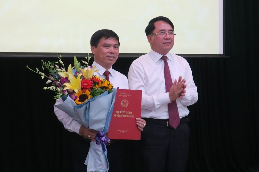 Chu tich quan lam pho giam doc anh 1