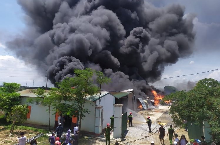 Nha kho 2.000 m2 boc chay hinh anh