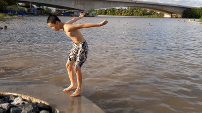 Bai tam tu phat tren song cua nguoi Hai Phong hinh anh