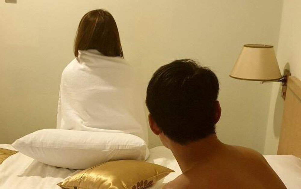 Bat qua tang 2 co gai ban dam trong quan karaoke hinh anh