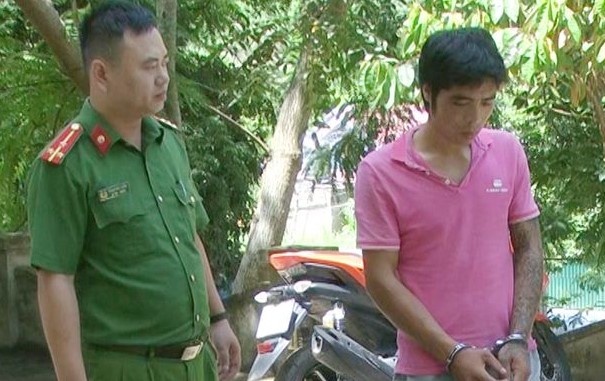 3 cong an dieu tri phoi nhiem HIV sau khi vay bat ten trom hinh anh