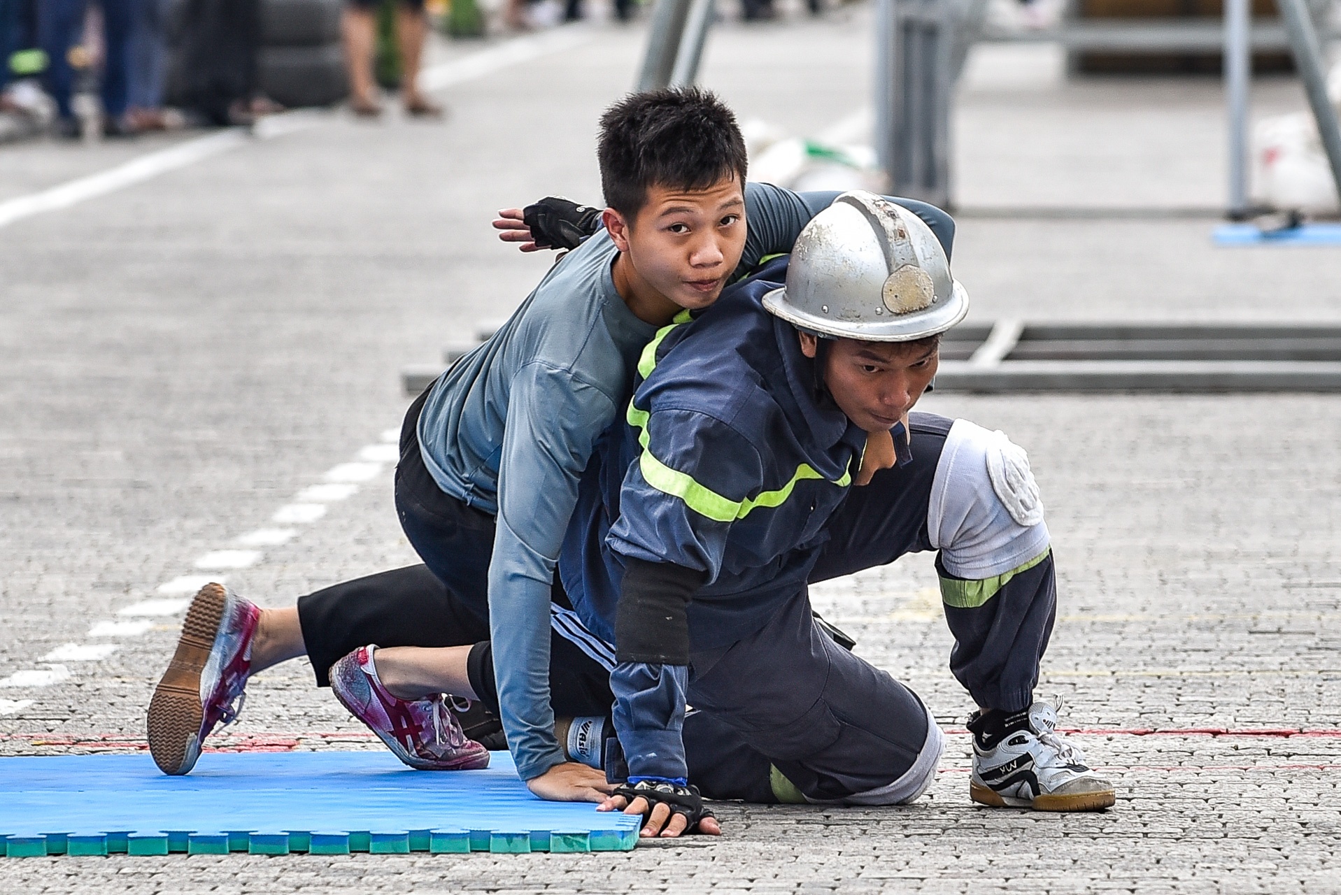 canh sat thi dap lua anh 9